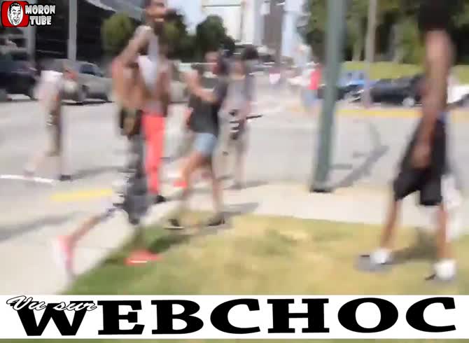 Video :A group of young Black individuals viciously attack a young white man